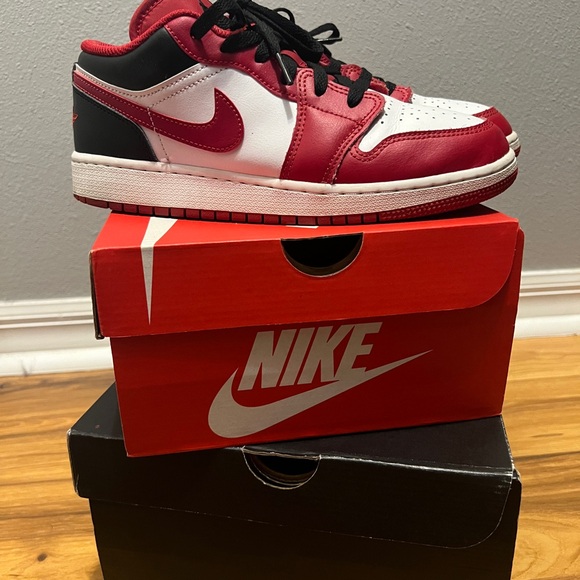Nike Air Jordan 1 Low White/Black/Gym Red Size 6Y - Picture 3 of 8